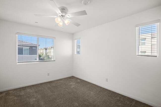 Building Photo - Beautiful 3 BR 2.5 BA Townhouse built in 2...