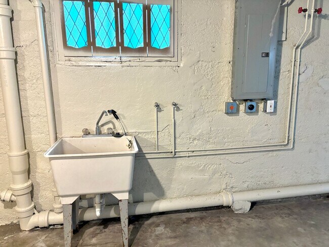 Building Photo - Historic and Spacious Humboldt Neighborhood Home w/ Covered Front/Back Patio and Huge Basement