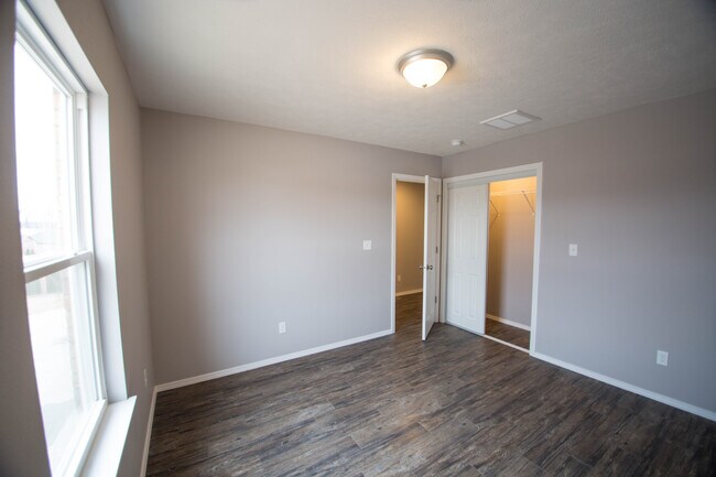 Building Photo - 805 Windmill Dr