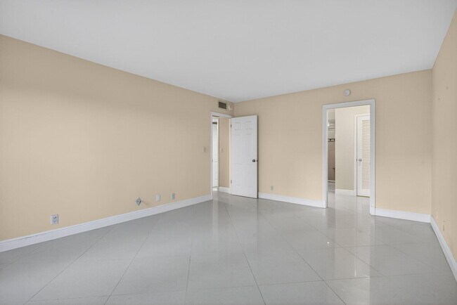 Building Photo - 405 N Ocean Blvd