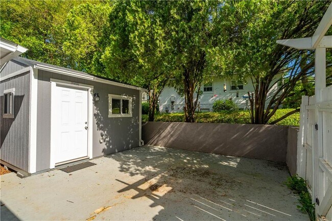 Building Photo - 3860 Carlton Dr