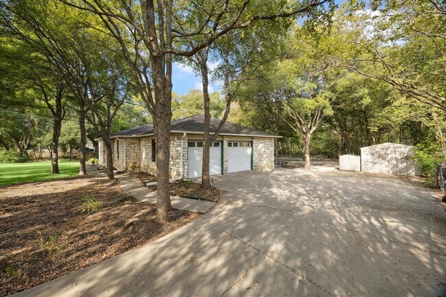 Building Photo - 10319 Old Manchaca Rd