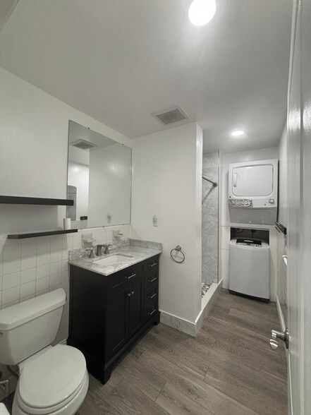 Full Bathroom - 1000 Christian St