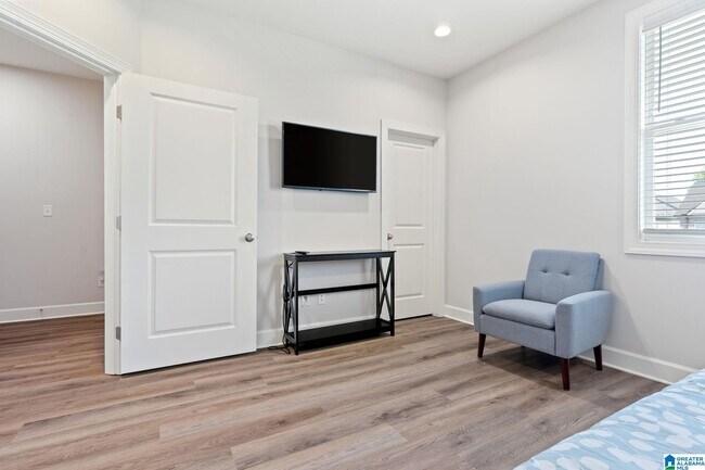 Building Photo - 829 21st Ave E