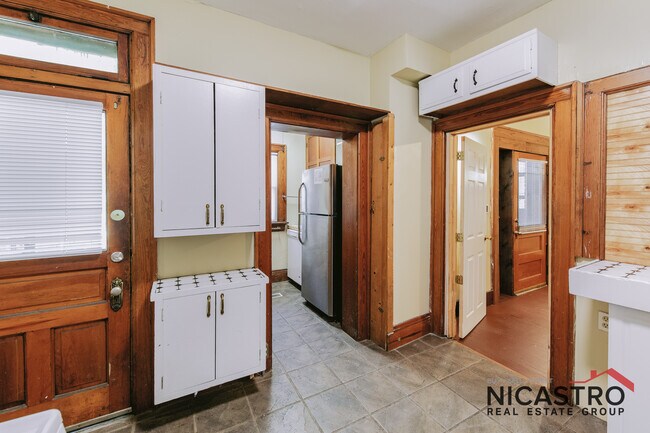 Building Photo - 182 E Lane Ave