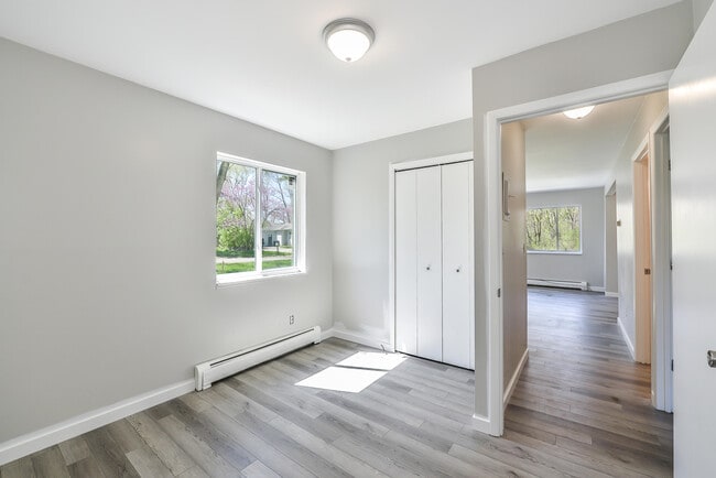 Building Photo - 9275 Brookside Dr