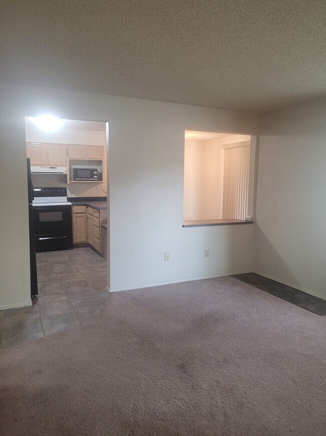 Building Photo - Golf Course Community, Condo