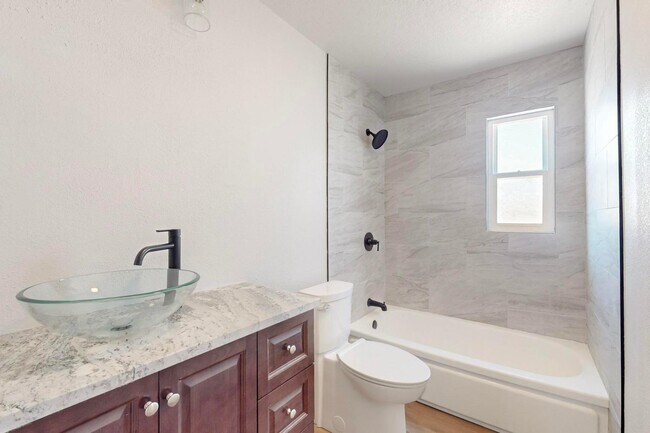 Building Photo - 2227 Inez Dr NE