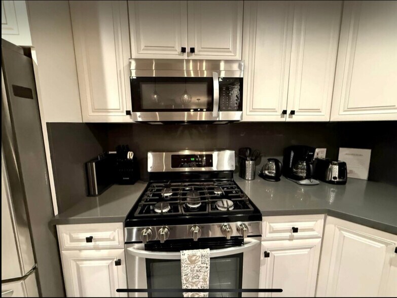 Building Photo - 404 S Beachwood Dr