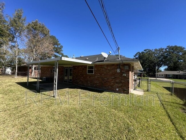 Building Photo - 207 Sinbad St