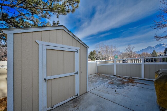 Building Photo - 8004 Old Barn Dr