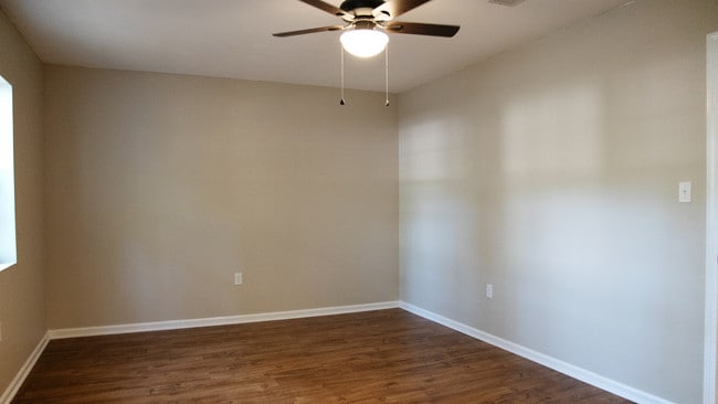Building Photo - 5 Oak Forest Pl