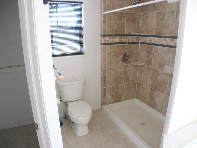 Building Photo - 627 Kings Glen Loop