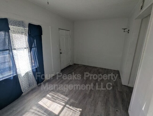 Building Photo - 102 E Hatcher Rd