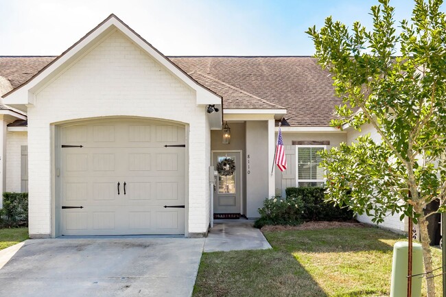 Building Photo - 2  Bedroom Townhome in a Gated Community