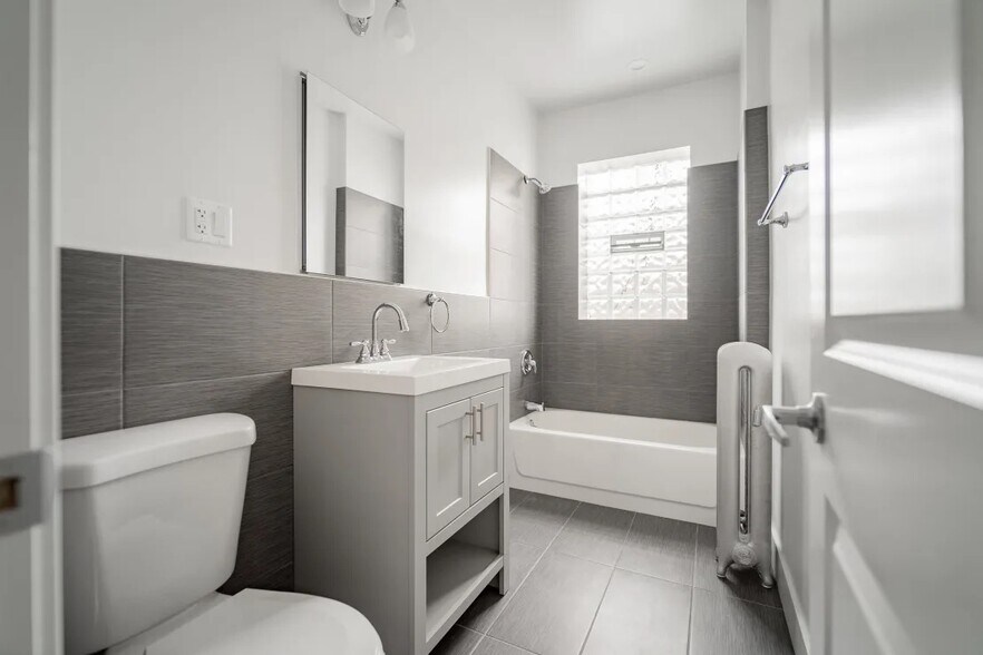 Building Photo - 5162 W Montrose Ave