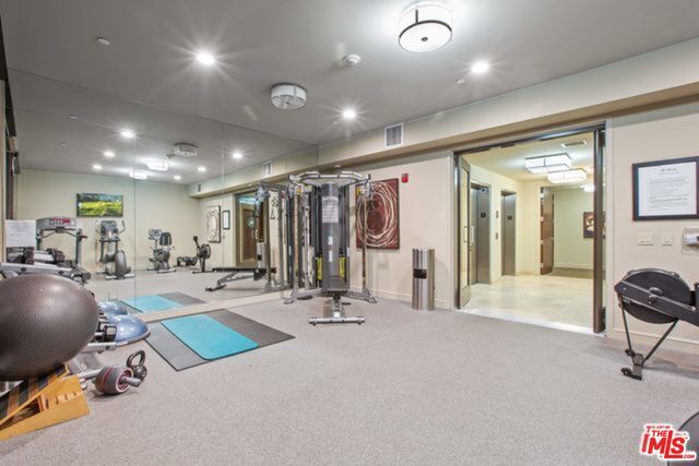 Building Photo - 447 N Doheny Dr