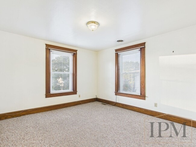 Building Photo - Available Now! Charming 2 Bedroom, 1 Bath ...