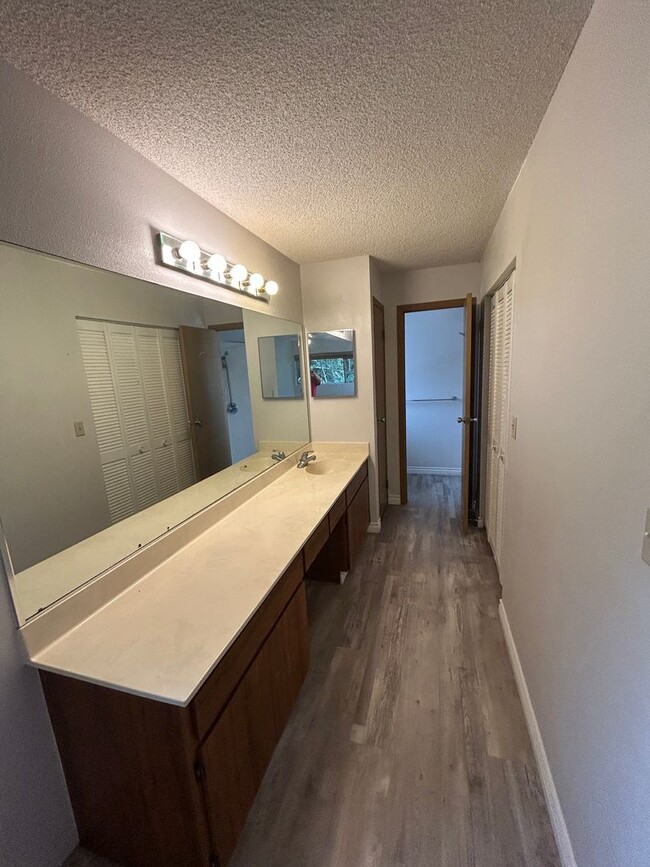 Building Photo - Spacious 2-bedroom unit now available at N...