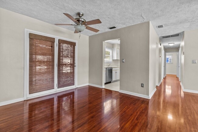 Building Photo - Great Location and Access to Interstate!