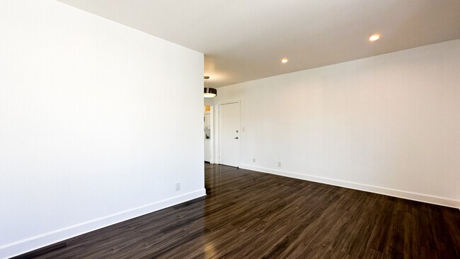 Building Photo - 319 Heliotrope Dr