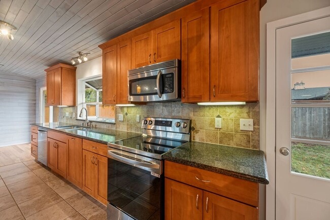 Building Photo - Woodridge Home 4bd 3ba great location!