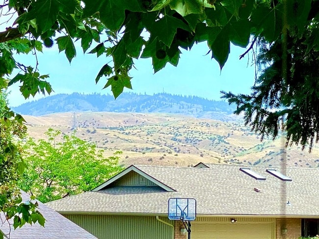 Building Photo - Lovely Highlands Home w/a View Available 7...