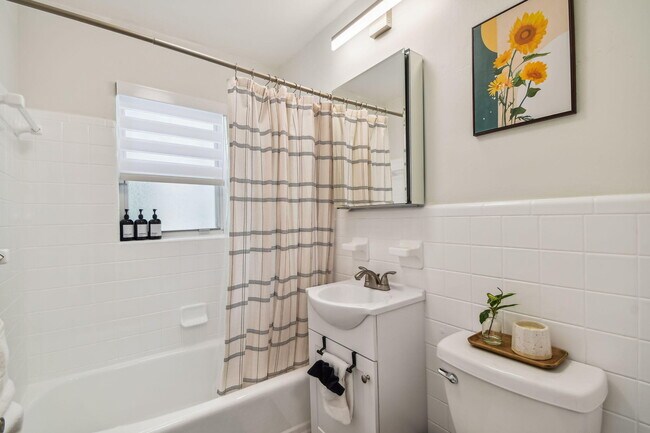 Building Photo - 702 NE 10th Ave