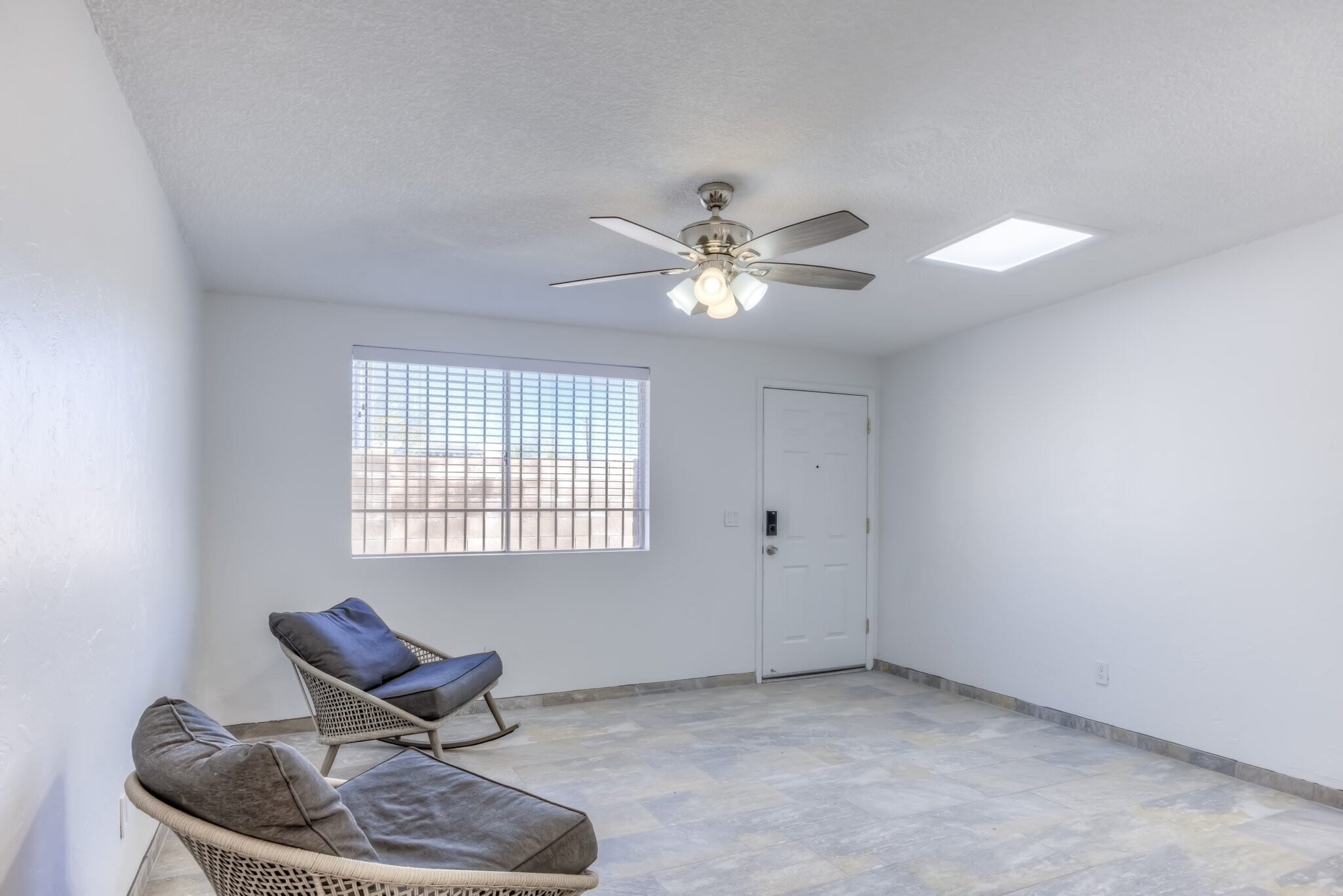 Building Photo - 415 E Jacinto St