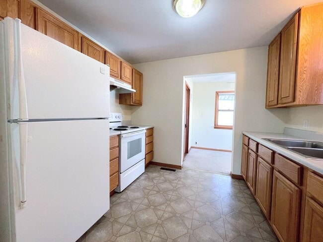 Building Photo - Large 2 bedroom home