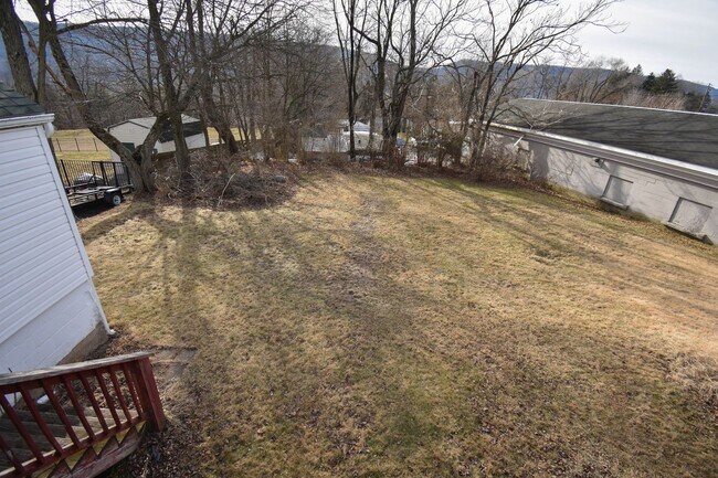 Building Photo - Two Bedroom Home with Detached Garage!