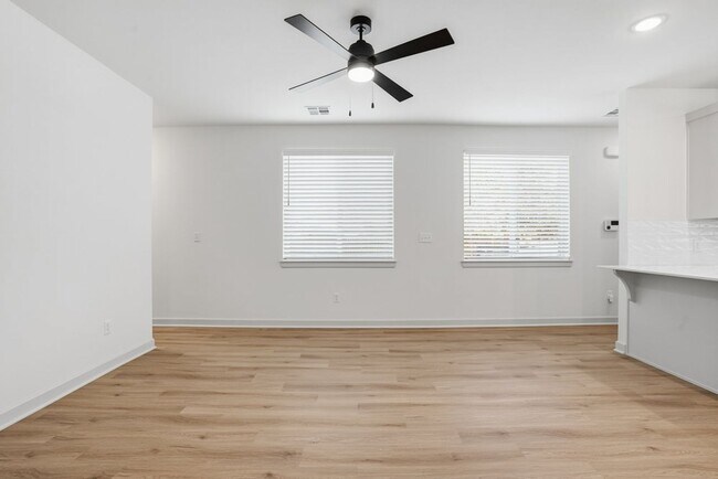 Building Photo - 3 Bed | 2 Bath Luxury Duplex