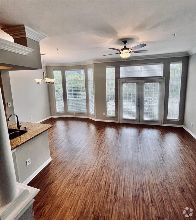 Building Photo - 5353 Memorial Dr