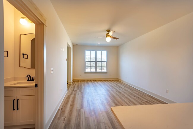 Building Photo - Luxury Townhome! Fantastic Location.