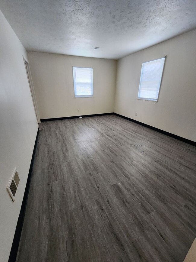 Building Photo - 4 Bedroom Clean House For Rent