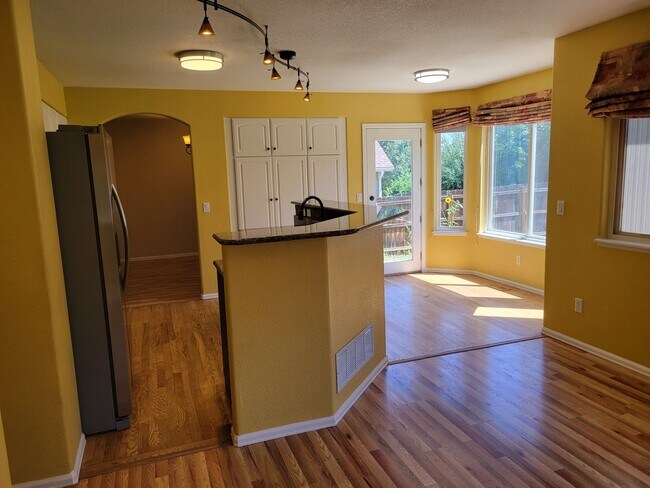 Building Photo - 4 Bedroom, 3.5 Bathroom Home with A/C! - A...
