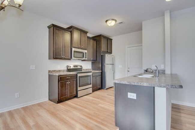 Building Photo - 3 Bedroom 2.5 Bath Townhouse