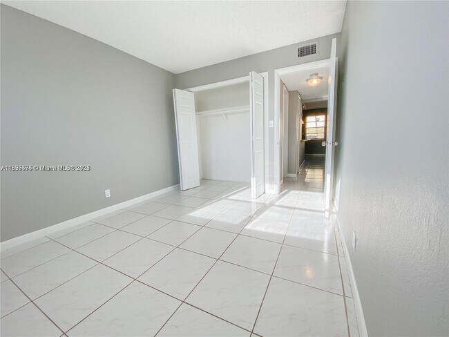 Building Photo - 4050 NE 12th Terrace