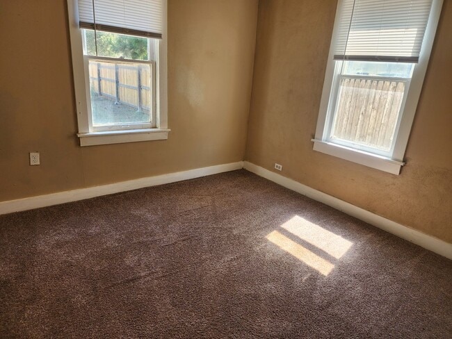 Building Photo - 2 Bed 1 Bath Home!