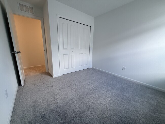 Building Photo - 523 Holly Lks Dr