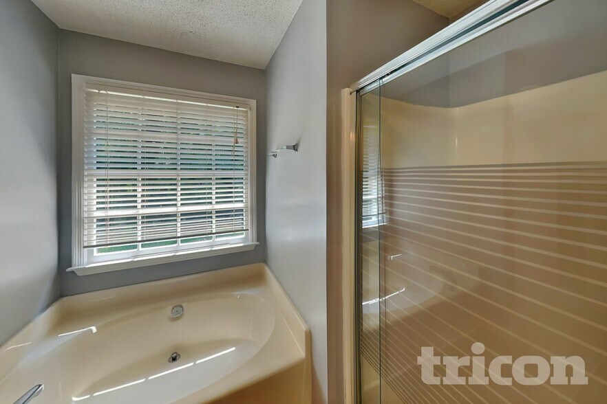 Building Photo - 4981 Brownwood Dr