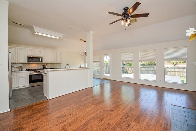 Building Photo - 3815 Summerfield Dr