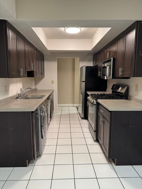 Building Photo - 2260 N Summit Ave