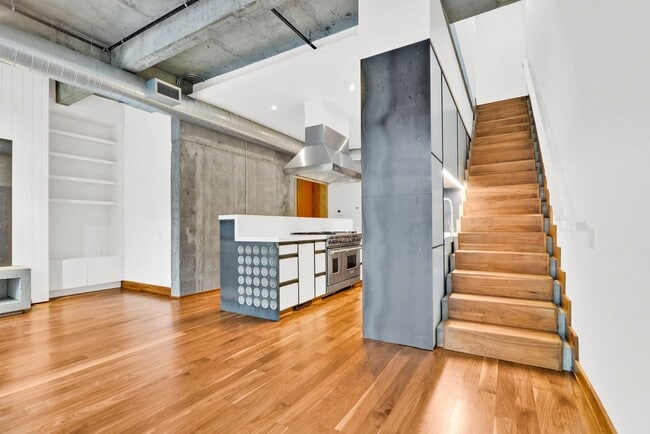 Building Photo - Impeccable Minimalist Design 4 bedroom 3 b...