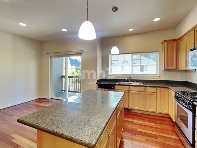 Building Photo - 7337 Rainier Dr