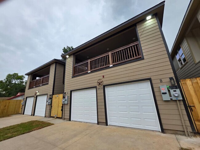 Building Photo - Stunning Duplex with Garage & Modern Finishes