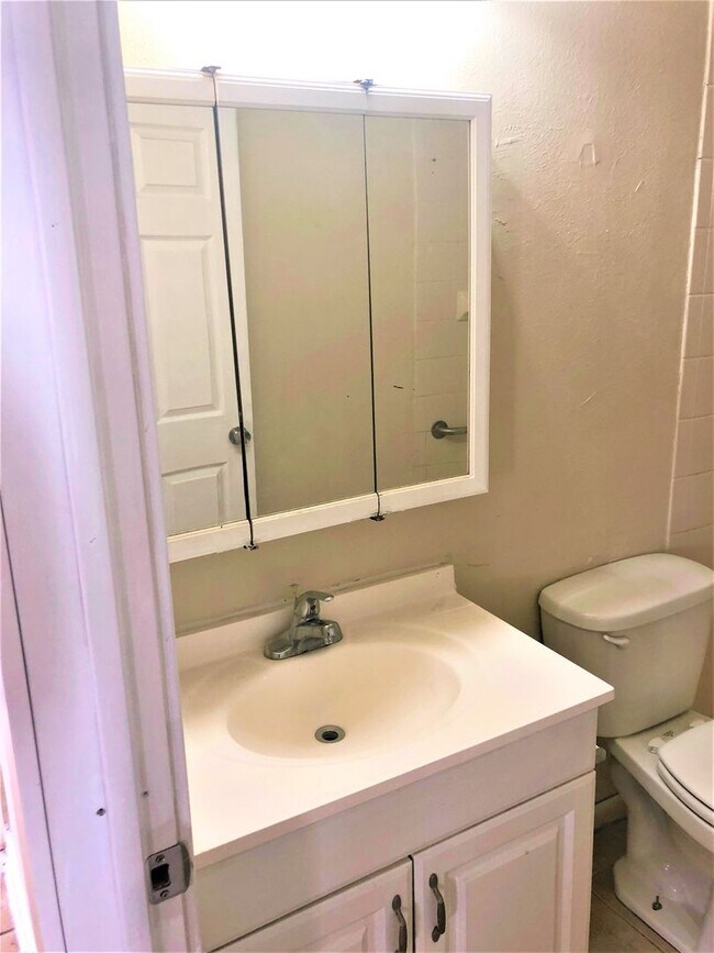 Building Photo - Handyman Special $0 First Month's Rent / $0 Deposit at move-in “You fix, you SAVE BIG!!” Contact ...