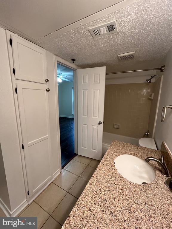 Building Photo - 1524 Lincoln Way