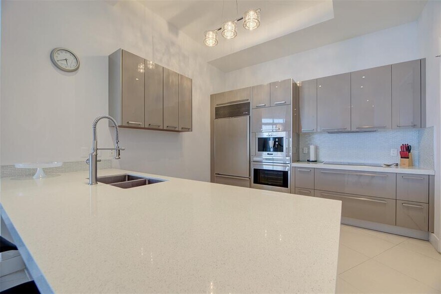 Building Photo - 15901 Collins Ave