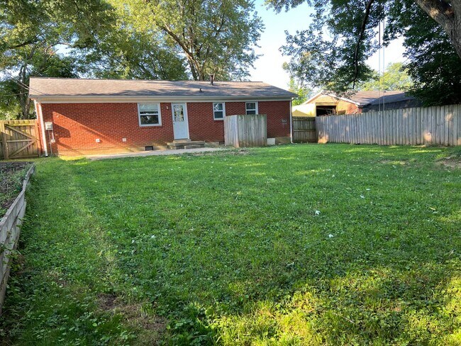 Building Photo - 3 bedroom 1 bath house & 1 car Garage